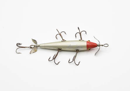 South Bend Panetella Minnow: 5hk model with unmarked blunt props, painted tail cap, and finished in tough red head aluminum. Condition is VG+/Ex- due mostly to common varnish flakes, light wear, hook corrosion started, one hairli