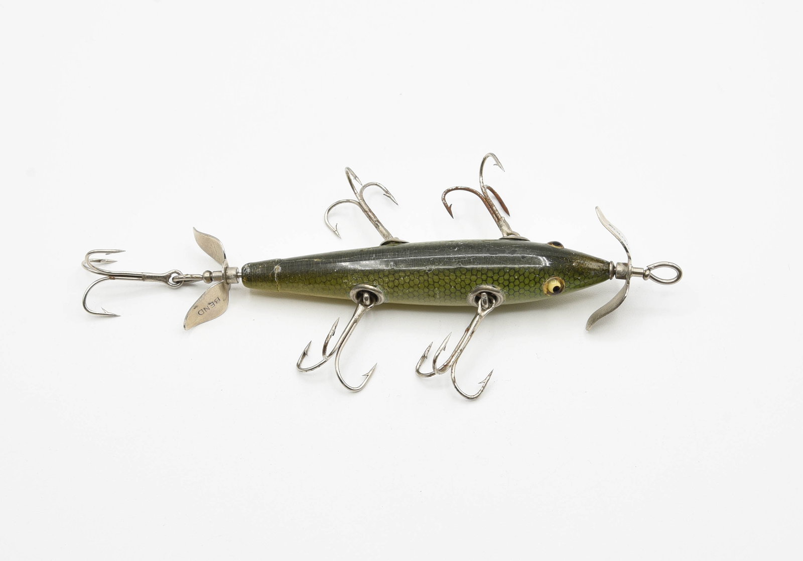 South Bend 5hk Panetella Minnow: Tail cap model with blunt marked props, finished in green scale with rarely seen factory gold glitter on the chin and nose. Strong Ex- with light wear, hairlines, a few pointers, small varnish flakes 