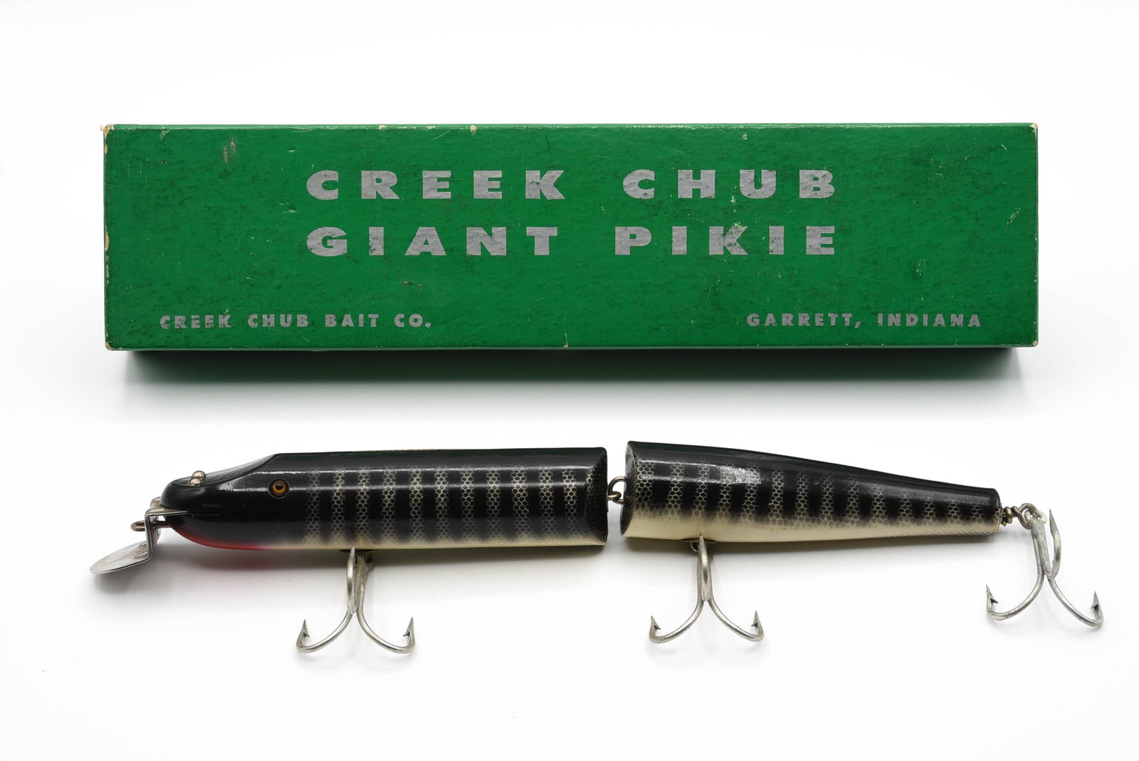 Creek Chub Giant Jointed Pikie: Coming in the correct 833 stamped 2pc box (Ex-) and in unfished Ex condition with only very slight box wear and a couple of pointers. Shiny black scale finish with good glass eyes and gold back stampi