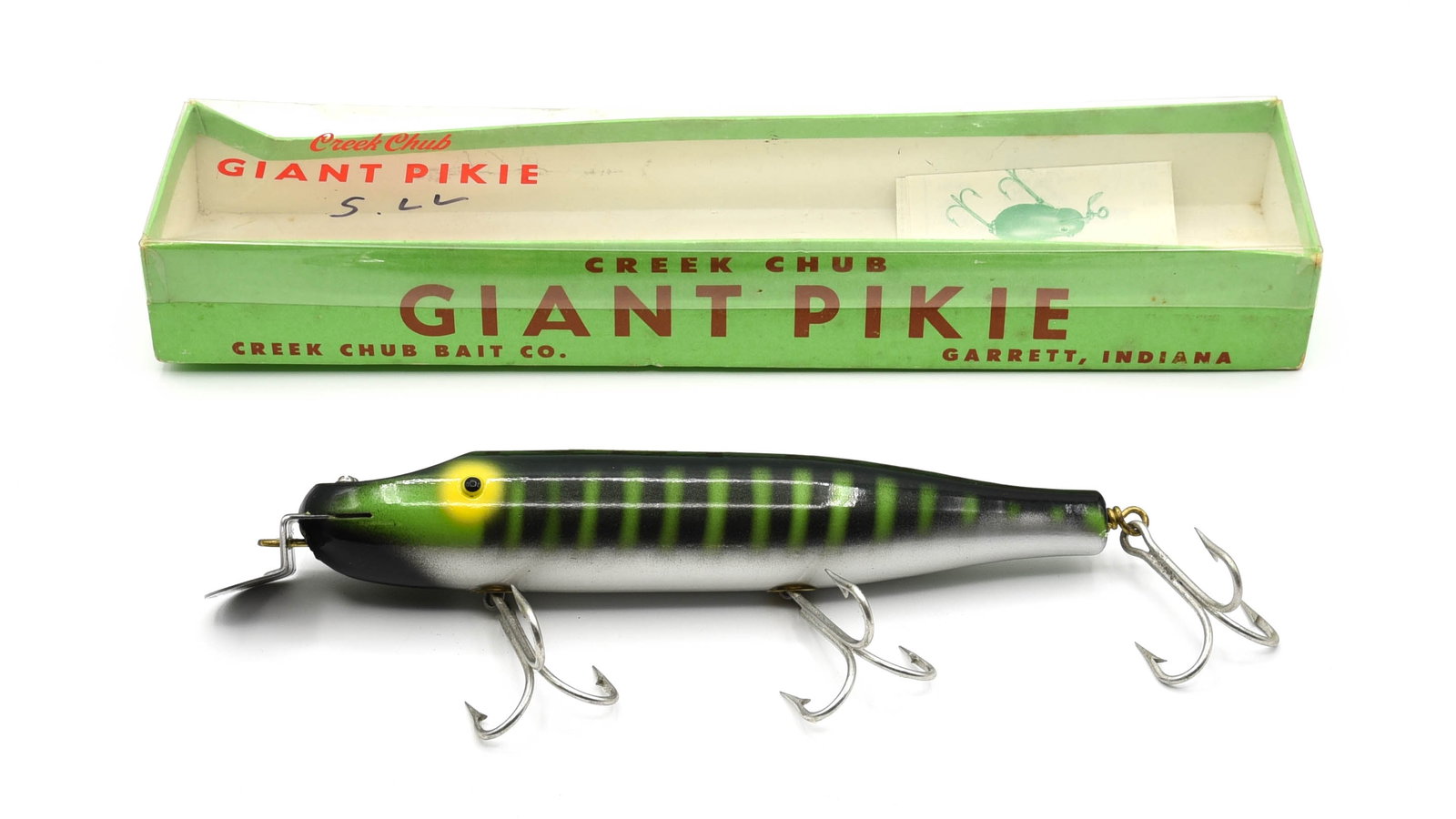 Creek Chub Giant Pikie Special: Finished in very rare uncataloged mackerel, an attractive color on the Giant Pikie. Bright and shiny, this tack eyed bait is unfished and in Ex condition with a nice back decal. The correct plastic to