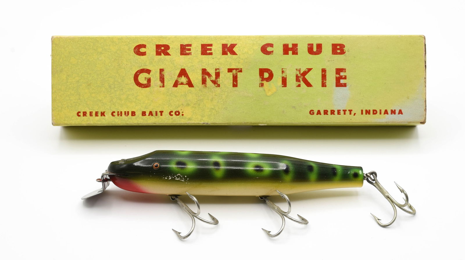 Creek Chub 6019 Giant Pikie Special: Tack eye model finished in rare uncataloged frog spot, an attractive Special Order color on the big Pikie. Grading about VG+ with pointers, a few small nicks, residue from the missing back decal, a fe