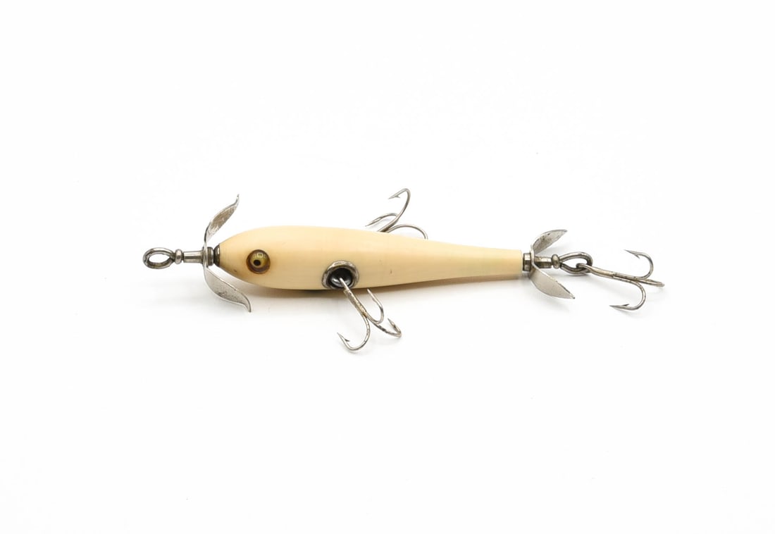 Nixon "The Aristocrat" Minnow: Measuring just under 3" in length, featuring offset side cup rigging, unmarked pointed props, and blemish free glass eyes, condition is solid Ex, appearing unfished. Dating from the teens, made of Per