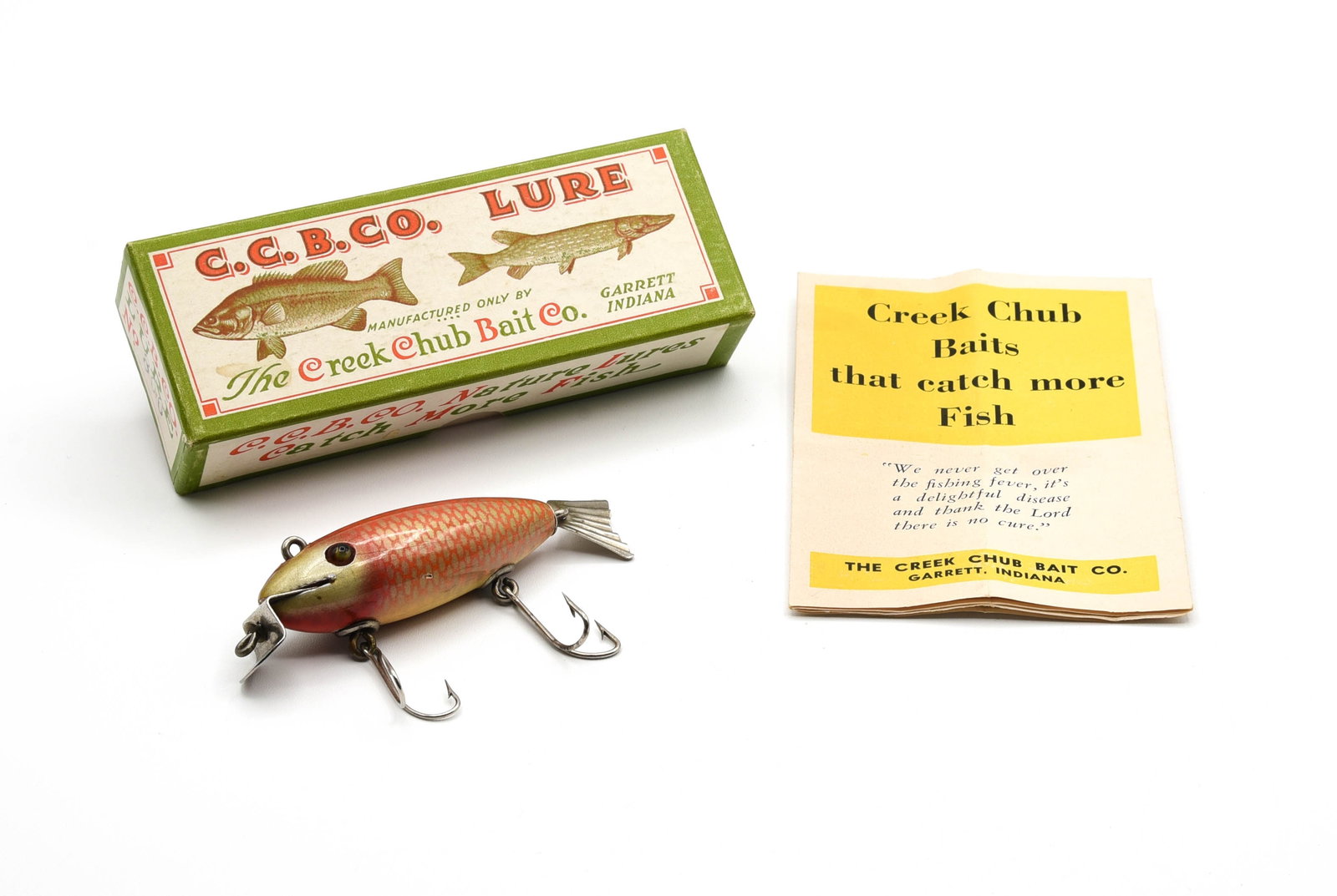 Creek Chub 806 Deluxe Wagtail: Nice condition and color on this beautiful Deluxe Wagtail in bright goldfish scale. With good glass eyes and clean hardware, most likely unfished, only one pointer, common thin lip flakes, one hairlin
