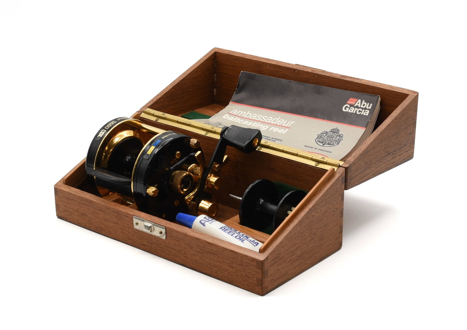Ambassadeur 5600CDL Limited Edition Reel: Abu Garcia reel finished in black with 24kt gold plated parts/accents, this model 5600CDL features a fast-cast thumbar, foil labels on the rims and a foot stamped 8270. An Ex/Ex+ condition reel that