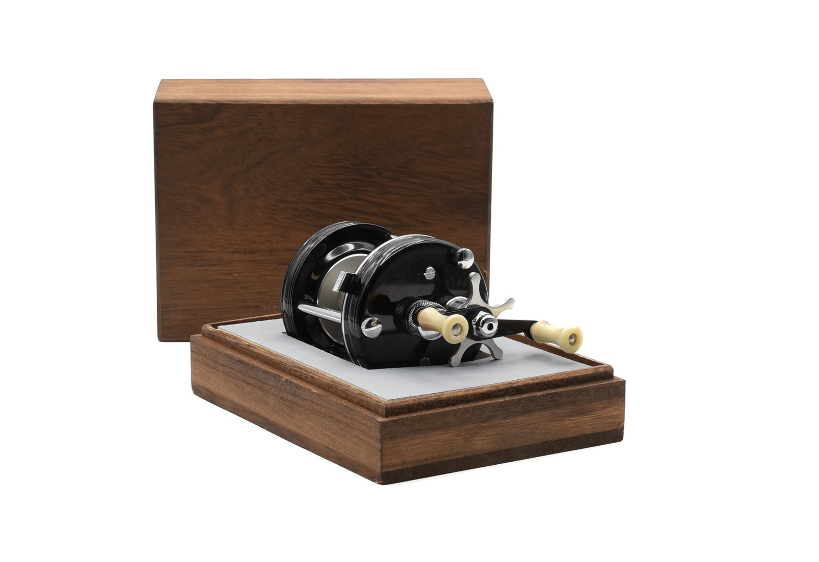 Record Ambassadeur 5000 Casting Reel: A four screw version of the black anodized reel with star drag, dual grasp handle, smooth foot and quick take-down screws on the head plate side. In shiny Ex/Ex+ condition, appearing as new, and