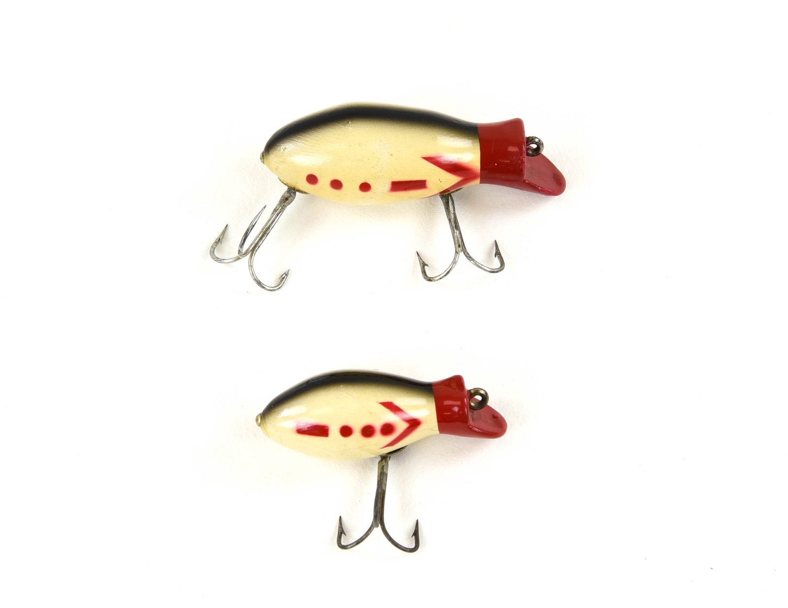 Creek Chub Bombers: Matched set finished in scarce white victory, including a short production 6502 Baby Bomber and a mid-size 6602 Dive Bomber with brass cups. Both have light wear and tight age lines, also touchups to