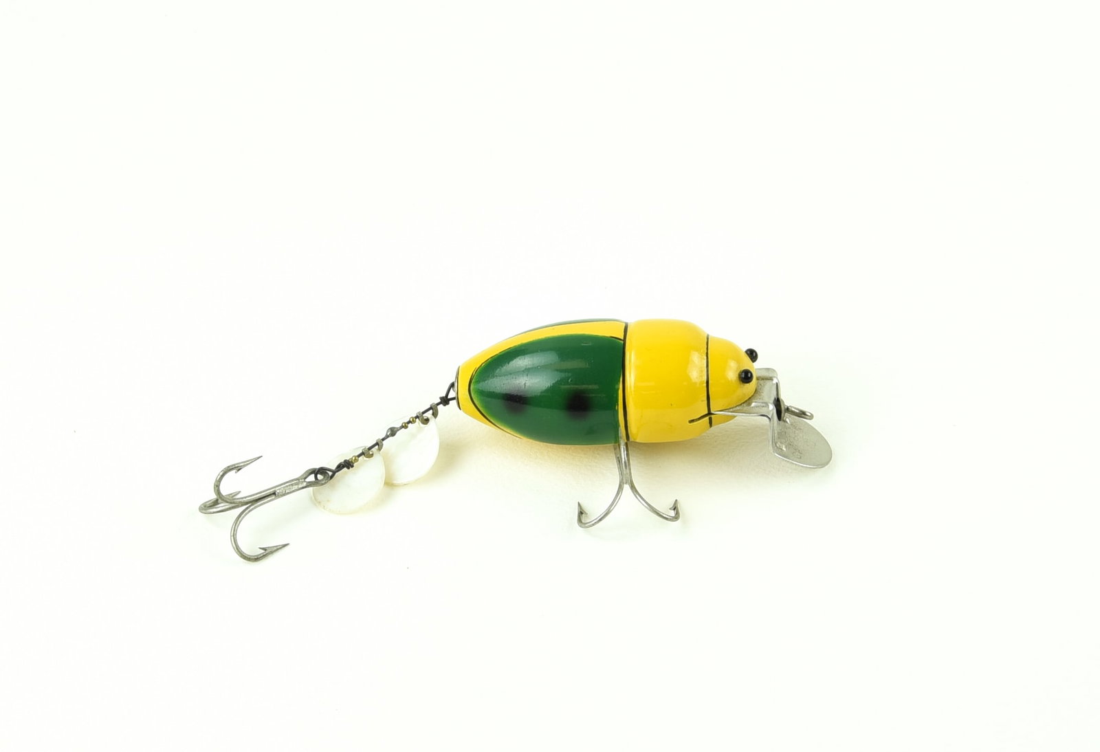 Creek Chub 3850 Beetle: Nice condition on this bright unfished Beetle. Gold belly stamp and reinforced lip, grading shiny Ex with only a couple of tiny dings and a very thin edge rub. It would be almost impossible to find th