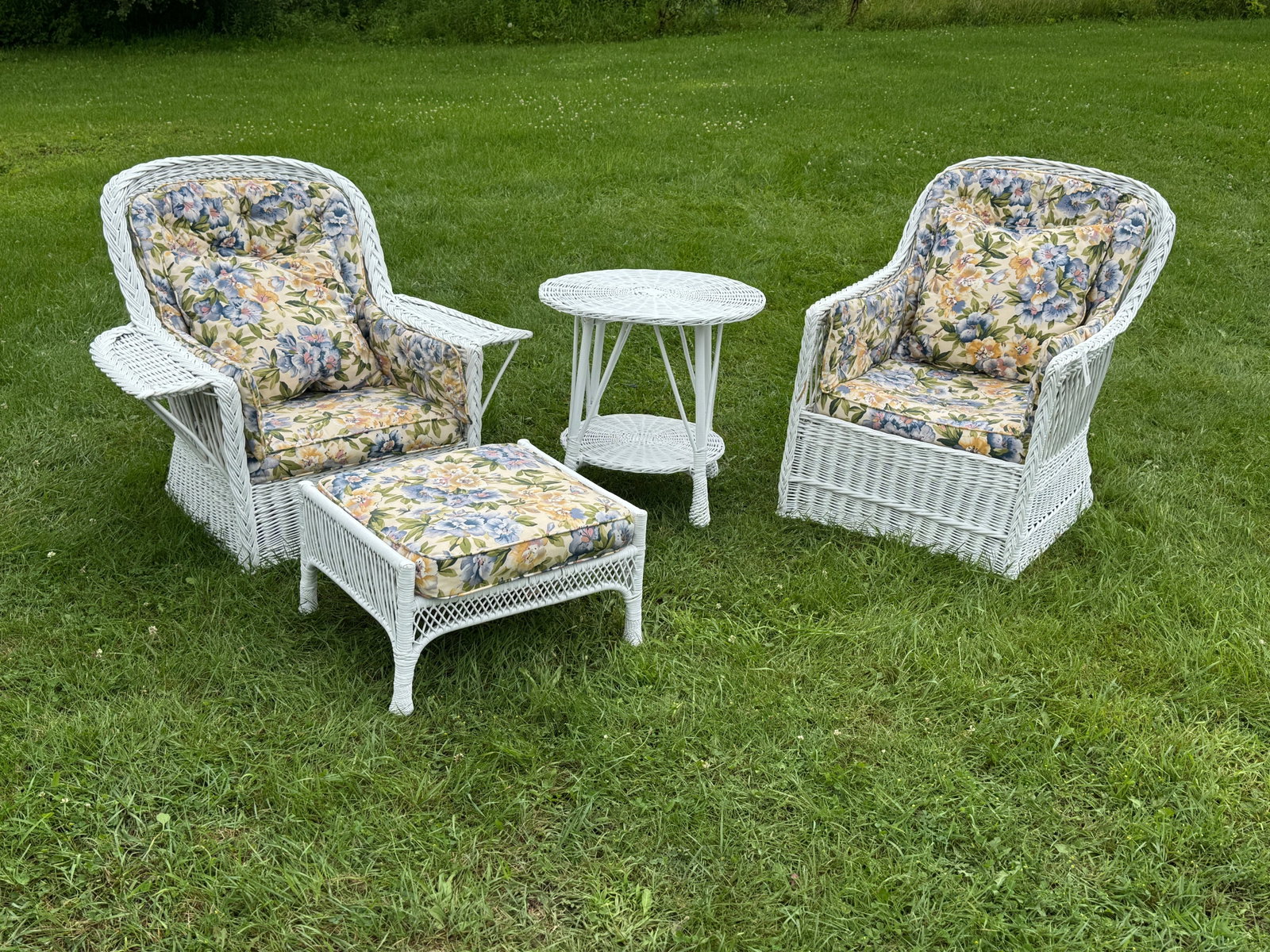 Marylou Whitney's 4 Piece Wicker Porch Set (1 of 5)