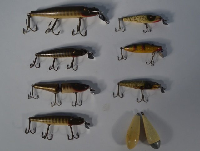 Creek Chub Bait Co. Assorted Lures: 7 assorted lures and 2 casting weights. From the Andy Reece Estate, longtime Western NY collector.
