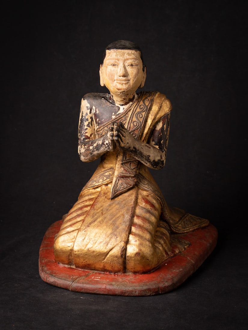 Antique wooden Burmese Monk statue from Burma (Myanmar), 19th century: This exquisite 19th-century antique wooden statue of a Burmese monk reflects the rich cultural heritage of Myanmar. Standing 40 cm tall and constructed from wood, this piece is adorned with gilded 24-