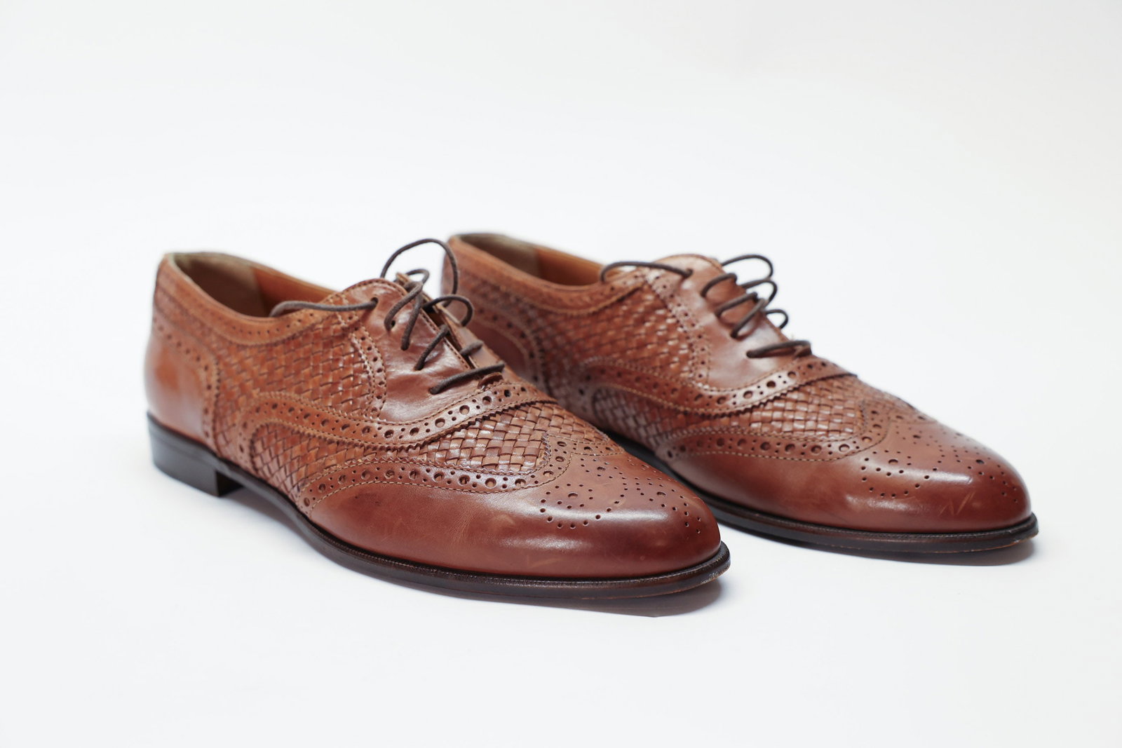 Florentine By Bostonian Leather Oxfords 9 1/2M: In excellent used condition. Woven leather. Made in Italy.Dimensions: H: 4.5", W: 6.5", L: 11.75"