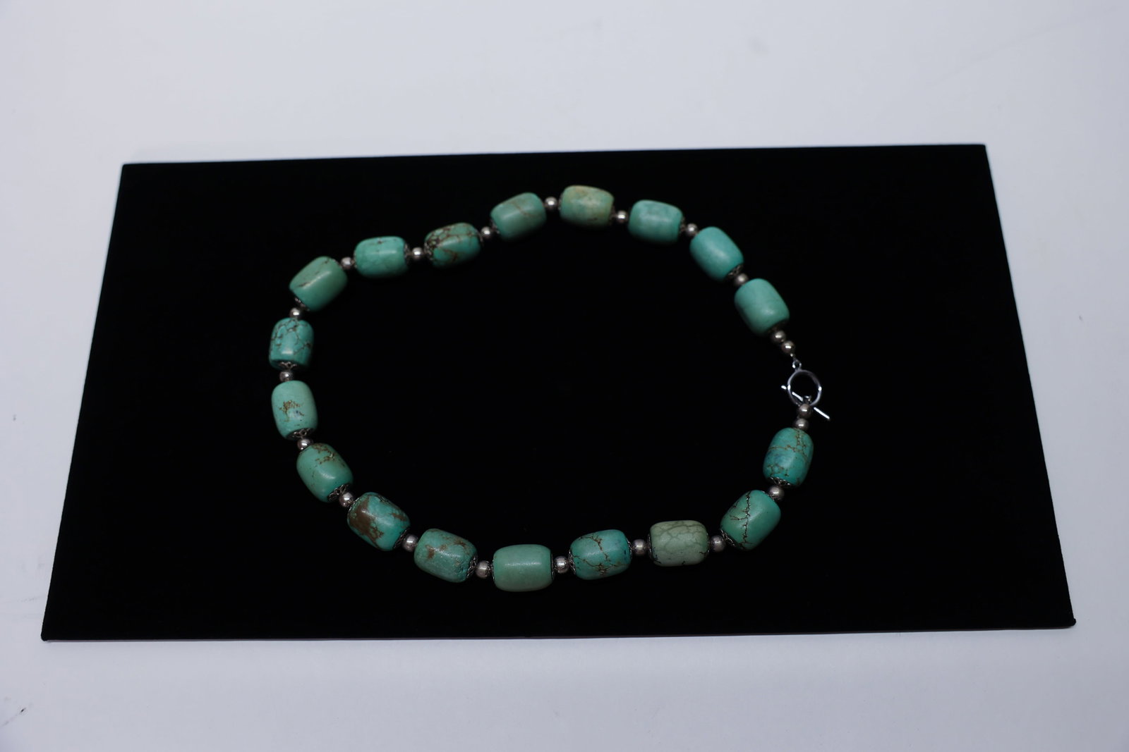 Vintage Necklace: Vintage turquoise style necklace. Howlite or other faux turquoise?Dimensions: H: 0.5", W: 2", L: 7"
