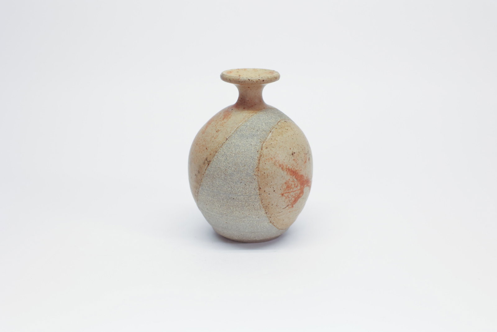 Signed Studio Pottery Bud Vase Weed Pot: Dimensions: H: 4.5", W: 3.5"