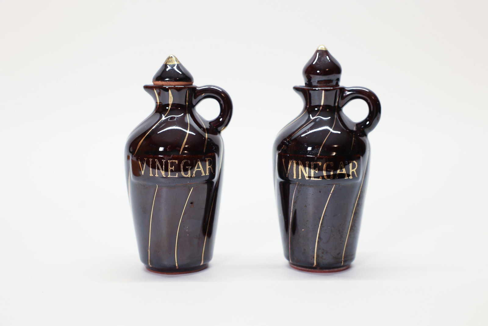 Mid Century Fred Roberts Co Vinegar Cruets Pair: Pair of vinegars by the Fred Roberts Company of San Francisco. Made in Japan. 5 inches tall.Dimensions: H: 5", W: 2", L: 4.5"