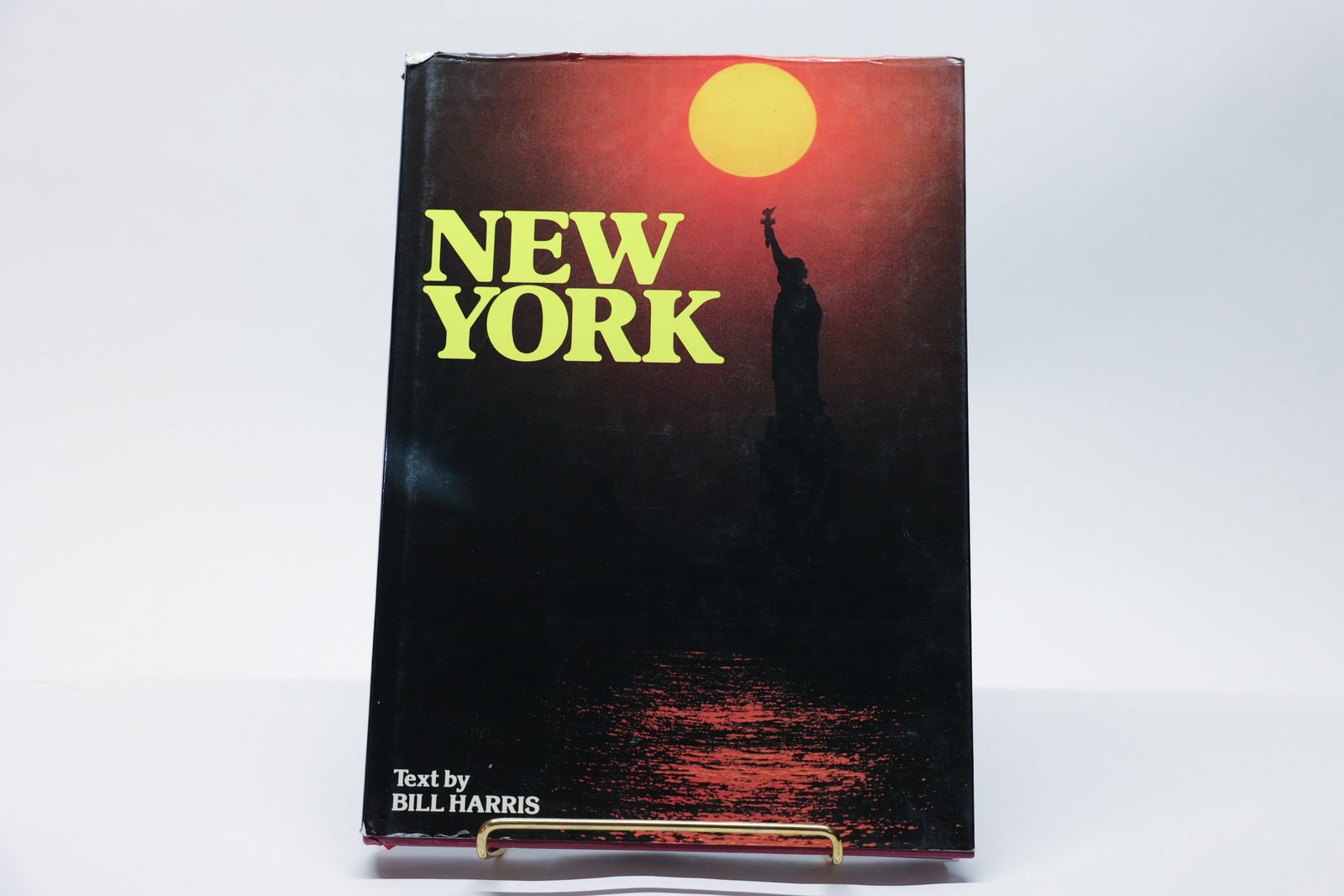 New York by Bill Harris: Photograph book of New York City. 1979Dimensions: H: 12.75", W: 9.25", L: 1"