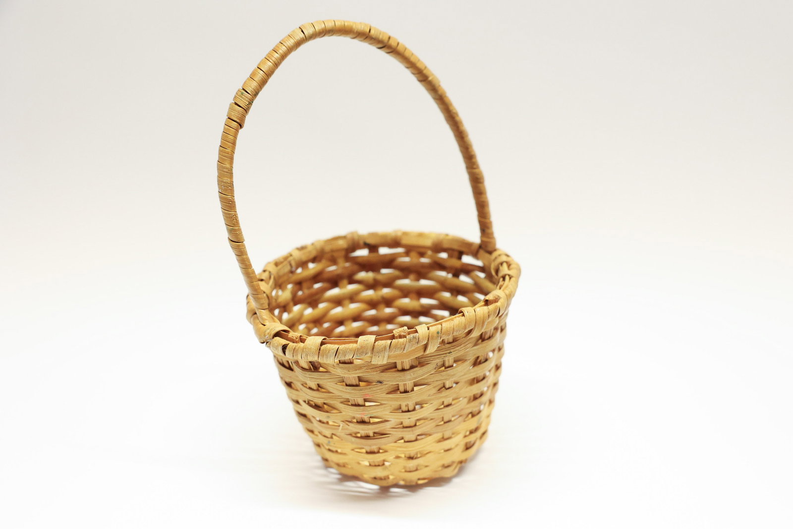 Small Split-Wood One-Egg Basket: One-egg basket.Dimensions: H: 8", W: 5"