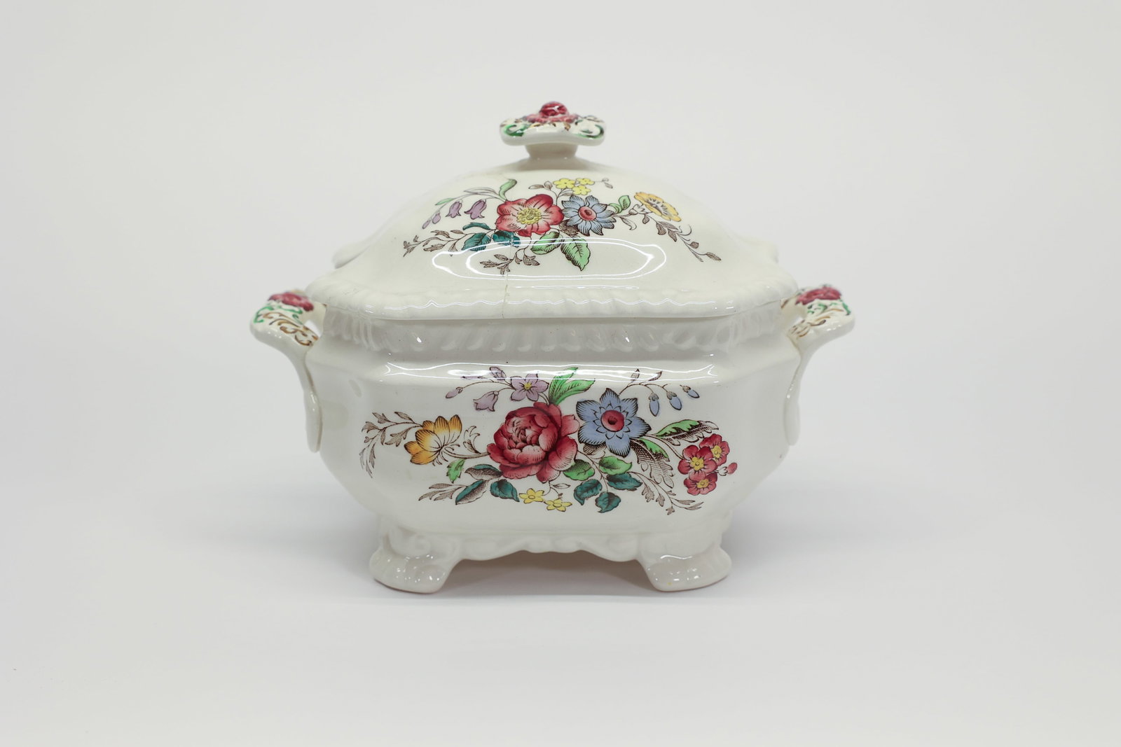 Copeland Spode "Romney" Gadroon Footed Sm Tureen: Pattern: Romney (Multicolor Floral)Manufacturer: Copeland Spode (England)Shape: Gadroon (Scalloped & Ribbed Molding)Item Type: Small Covered Vegetable Tureen / Serving BowlUp for auction is a