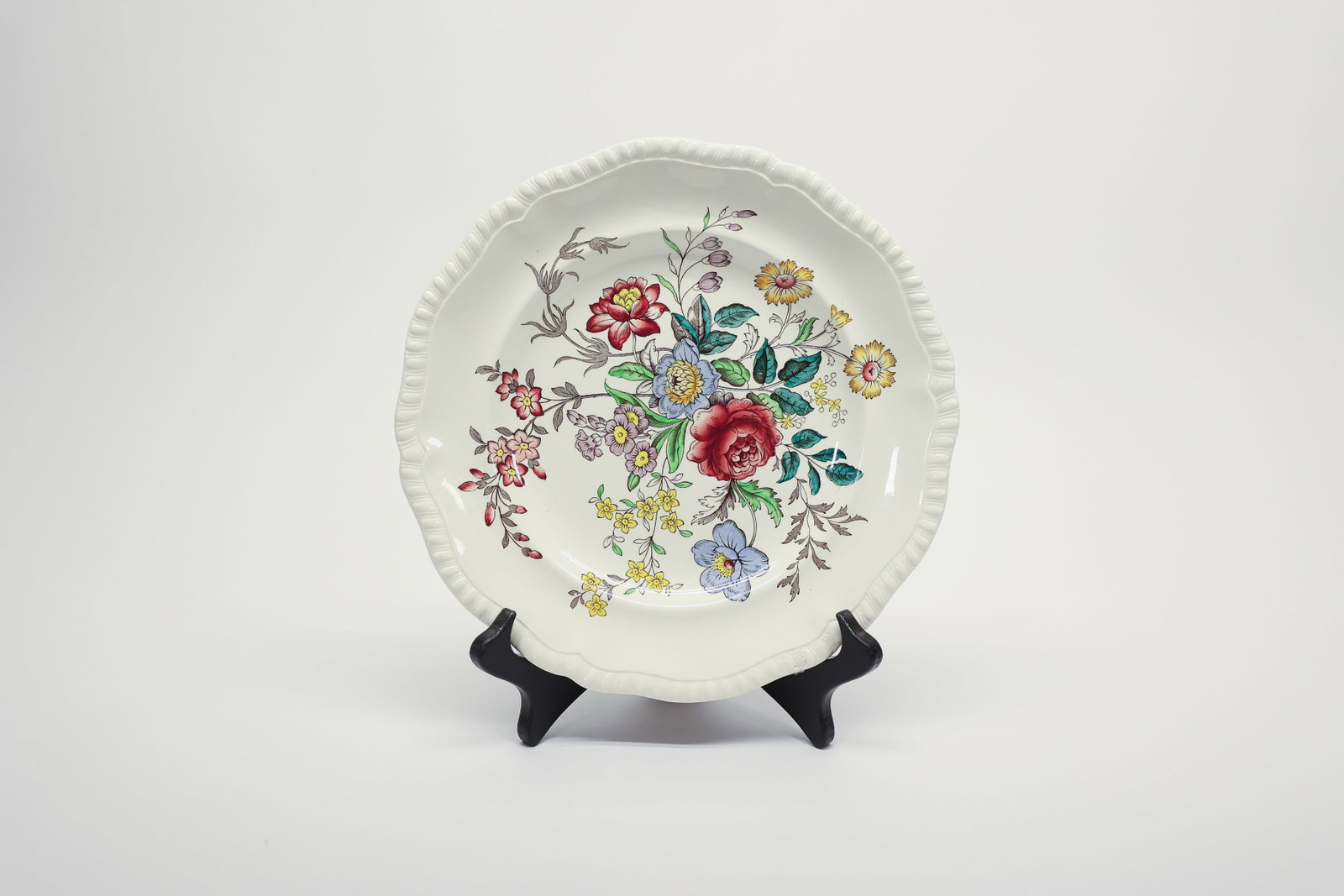 Set of 4 Copeland Spode "Romney" Dinner Plates 9.5: Set of four Copeland Spode dinner plates in the Romney pattern, Gadroon shape, 9.5" diameter. Scalloped, ribbed molded rim with a hand-colored floral bouquet in reds, yellows, and blues against a crea