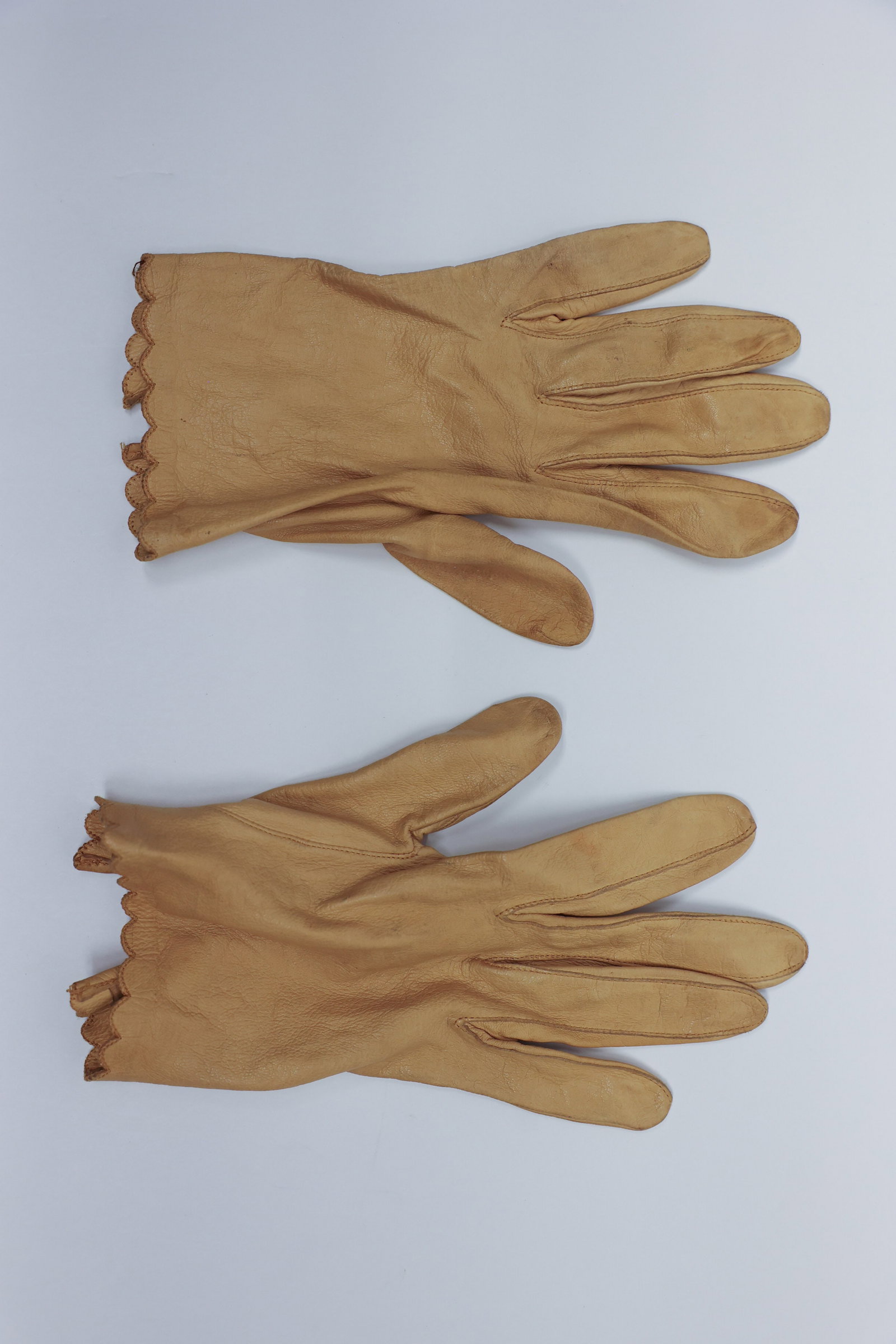 Vintage Miss Aris Size 7 Kid Leather Gloves (1 of 3)