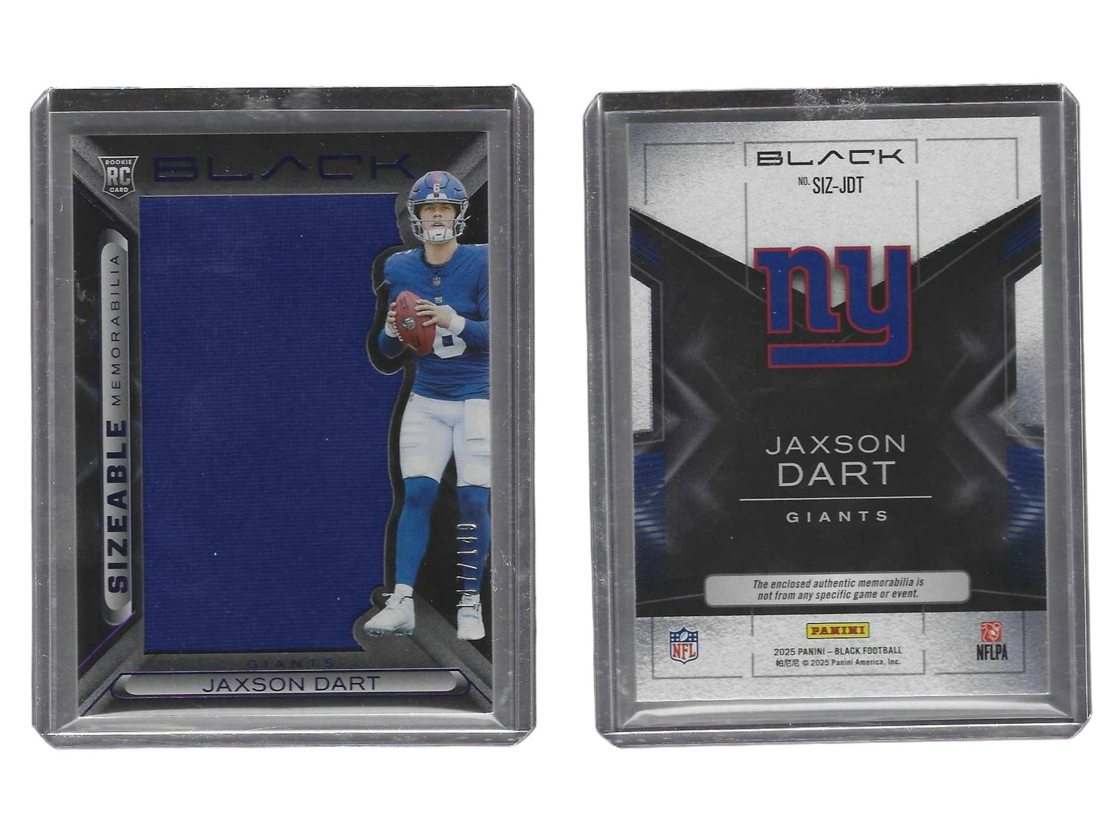 2025 PANINI BLACK FOOTBALL JAXSON DART #SIZ-JDT ROOKIE PATCH /149 GIANTS: This sleek sports card collectible features rookie quarterback Jaxson Dart from the dark-themed 2025 Panini Black Football release. Featuring an oversized embedded rookie jersey patch, this Sizeable M