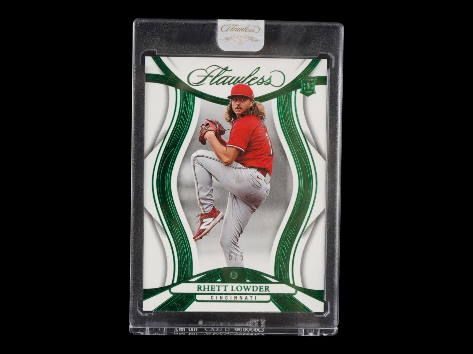 2025 FLAWLESS RHETT LOWDER EMERALD GEMSTONE 5/5 BOOKEND RC: This exquisite 2025 Panini Flawless rookie card features Cincinnati Reds pitching sensation Rhett Lowder in the elite Emerald parallel. As a definitive "bookend" specimen, this card is serial-numbered