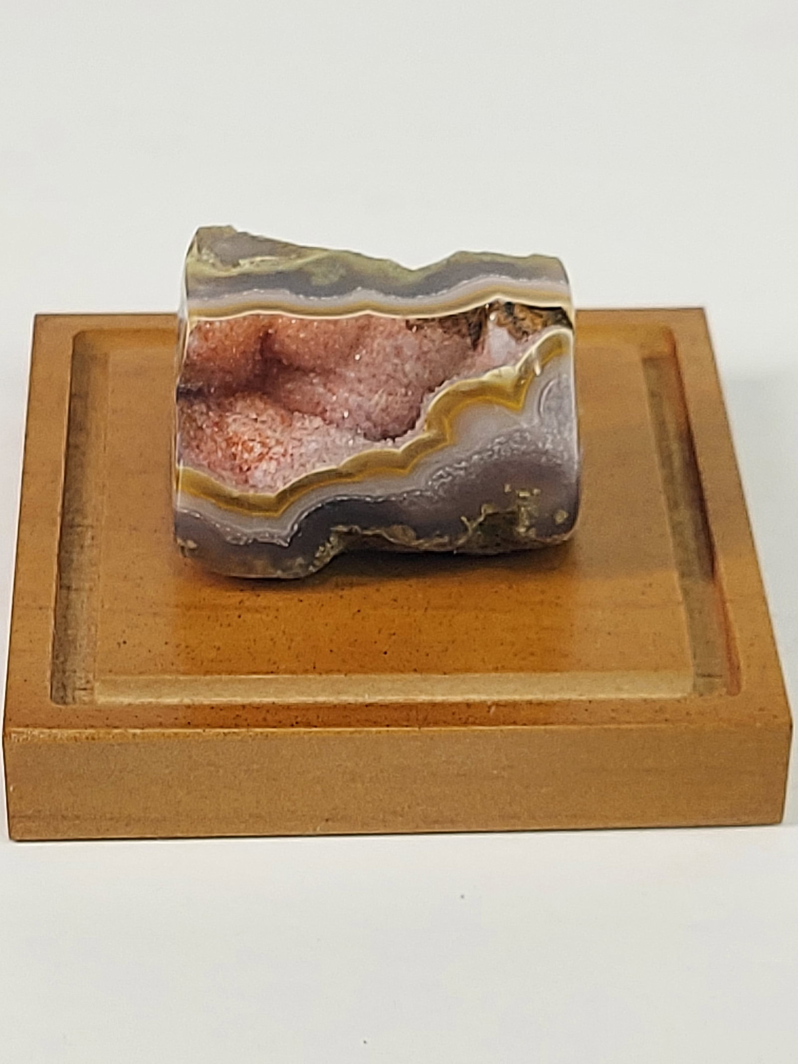Agua Nueva Agate: Agua Nueva Agate – Free-Form Face Polished with Druzy Crystal & Botryoidal Formation This natural Agua Nueva agate features a unique free-form shape with a beautifully face-polished surface