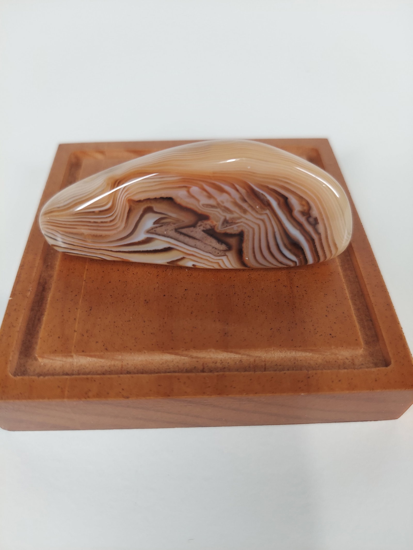 Madagascar Banded Agate: Madagascar Banded Agate – Polished Free Form A beautiful Madagascar Banded Agate free form featuring warm golden tan, honey, cream, and brown coloration. The stone displays intricate natural