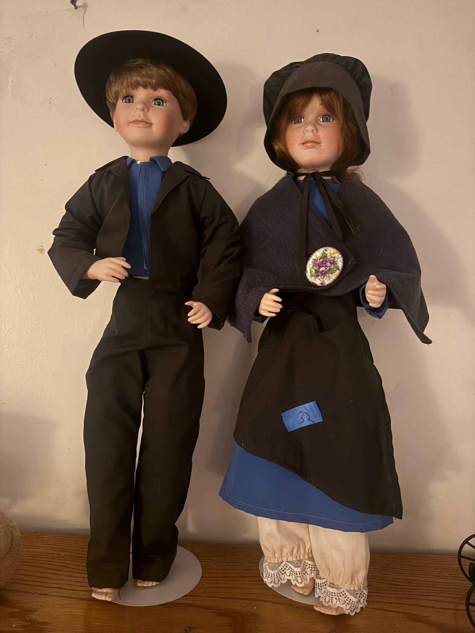 2 Amish Dolls: 9"W5"D25.5H * 2
