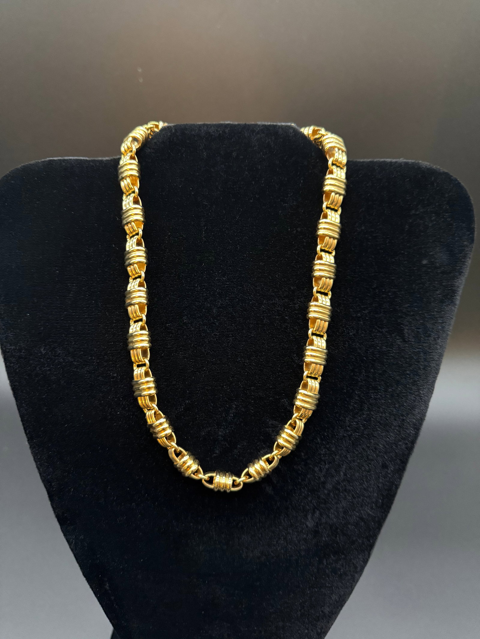 Vintage Gold tone Choker: Vintage Gold tone choker