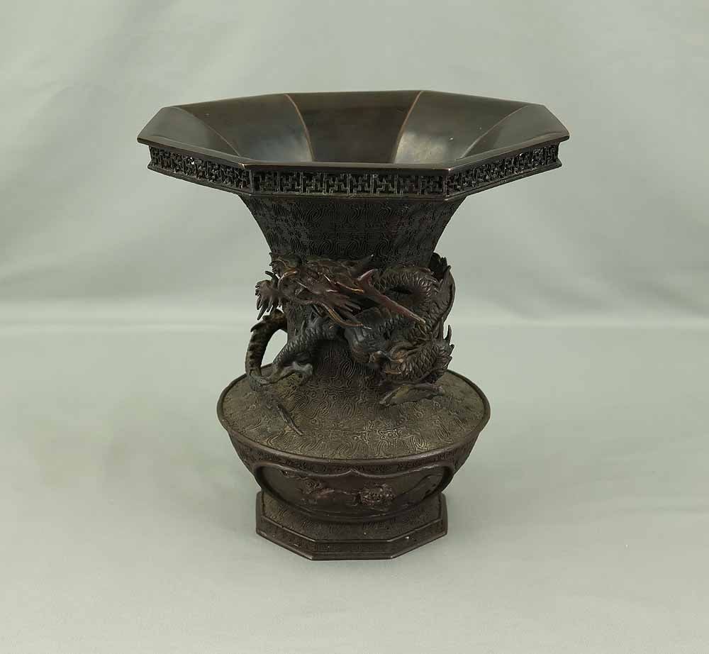 Ninjusai - Dragon and lion Decorative Bronze Octagon Flower Vase Ikebana Vase with Box: A finely crafted bronze flower vase by the Japanese metalworker Ninjusai, featuring an elegant archaistic form inspired by ancient Chinese ritual bronzes. The body is richly decorated with intricate g