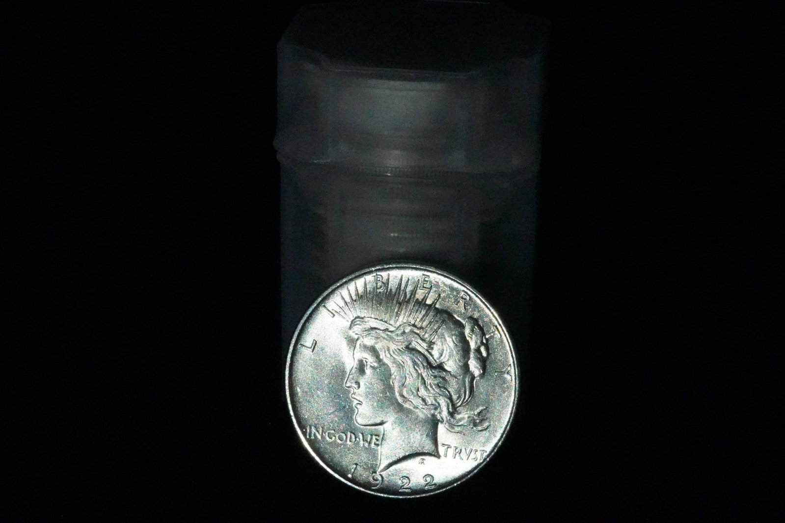LOT OF 10 1922 PEACE SILVER DOLLAR COINS: THIS LOT CONTAINS 10 1922 PEACE SILVER DOLLARS AS STATED. A CLASSIC GROUPING OF U.S. PEACE SILVER DOLLARS FROM THE 1922 DATE, THE FIRST FULL YEAR OF PEACE DOLLAR PRODUCTION AT THE HIGH-RELIEF-TO-LOW-R