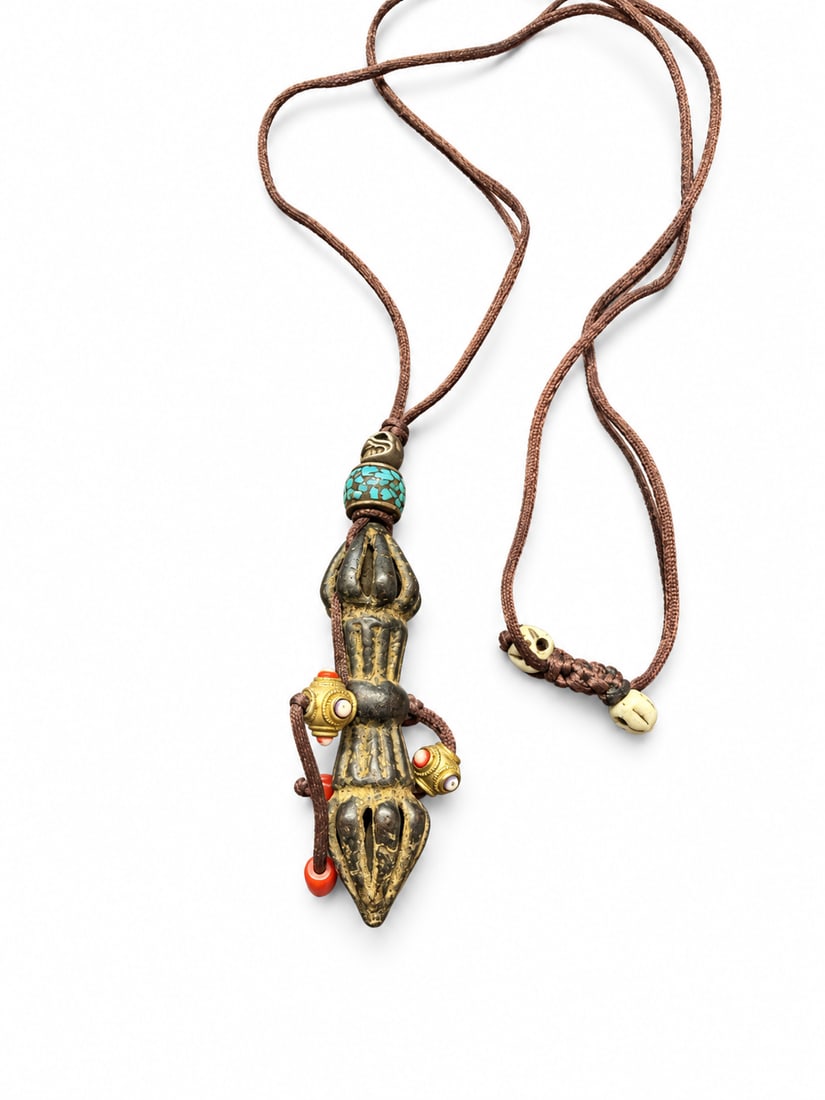 Yuan or Ming Dynasty, Tibetan Thokcha Vajra Amulet Pendant,: A Tibetan thokcha vajra pendant of archaic form, tentatively attributed to the Yuan period. Measuring approximately 5.08 cm in length, the compact body retains the fully articulated structure of a dou