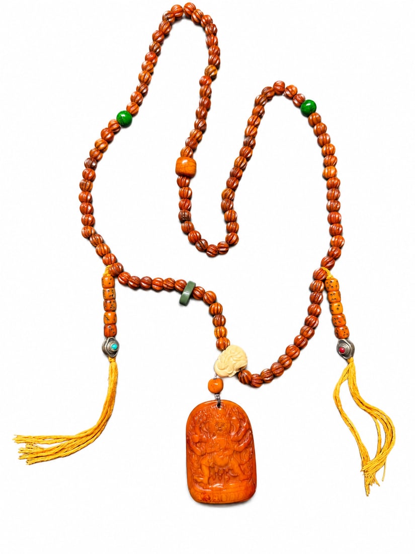 Rare Qing Dynasty 108-Bead Lotus Bodhi-Type Mala with Six-Armed Mahakala Pendant: A 108-bead Buddhist mala featuring reddish-brown, lobed beads of lotus bodhi type, paired with a carved six-armed Mahakala pendant described as “yugu.” The pendant depicts the wrathful protect