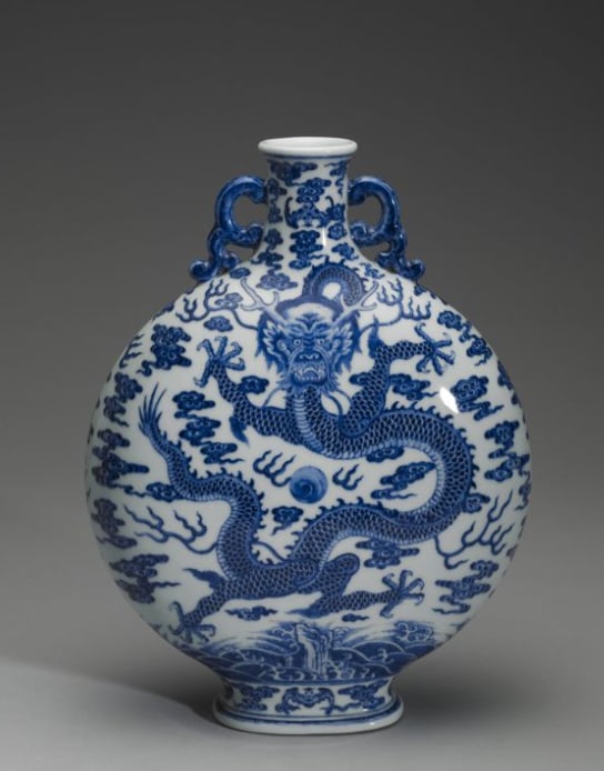 Chinese Antiques Art Flask with dragon and cloud decoration in underglaze blue: Chinese Antiques Art Asian Antiques Porcelain Bronze Jade Painting Scroll Gold Chinese Ming Dynasty Furniture