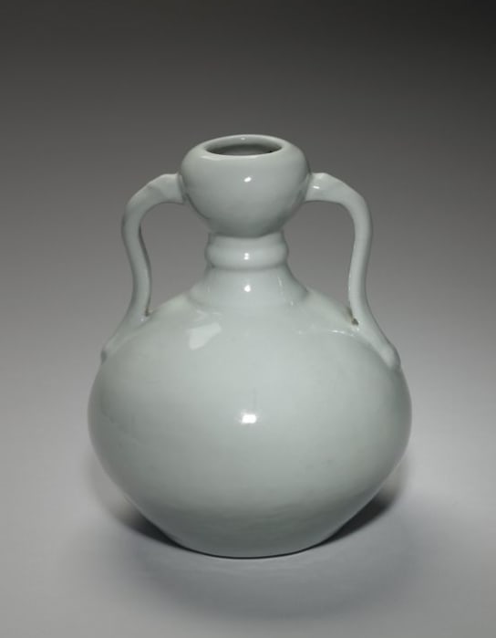 Chinese Antiques Art Vase with handles in green glaze: Chinese Antiques Art Asian Antiques Porcelain Bronze Jade Painting Scroll Gold Chinese Ming Dynasty Furniture
