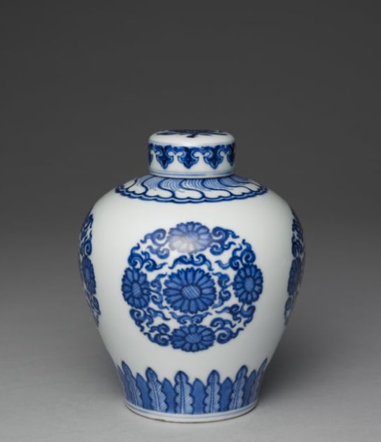 Chinese Antiques Art Lidded jar in underglaze blue: Chinese Antiques Art Asian Antiques Porcelain Bronze Jade Painting Scroll Gold Chinese Ming Dynasty Furniture