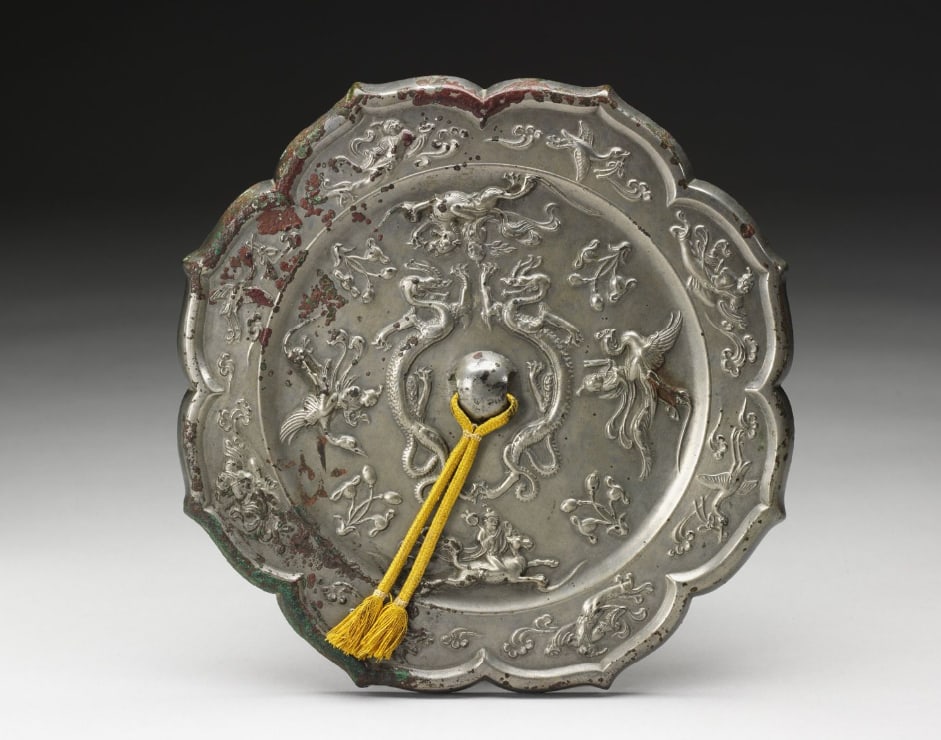 Chinese Antiques Foliated mirror decorated with paired dragons and flying deities: Chinese Antiques Art Asian Antiques Porcelain Bronze Jade Painting Scroll Gold Chinese Ming Dynasty Furniture