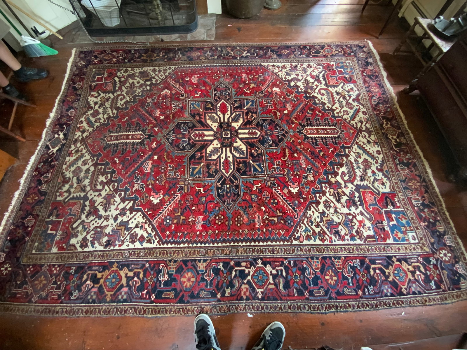 Oriental Heriz Carpet: Oriental Heriz carpet, 8'4" by 10'6". Good condition.
