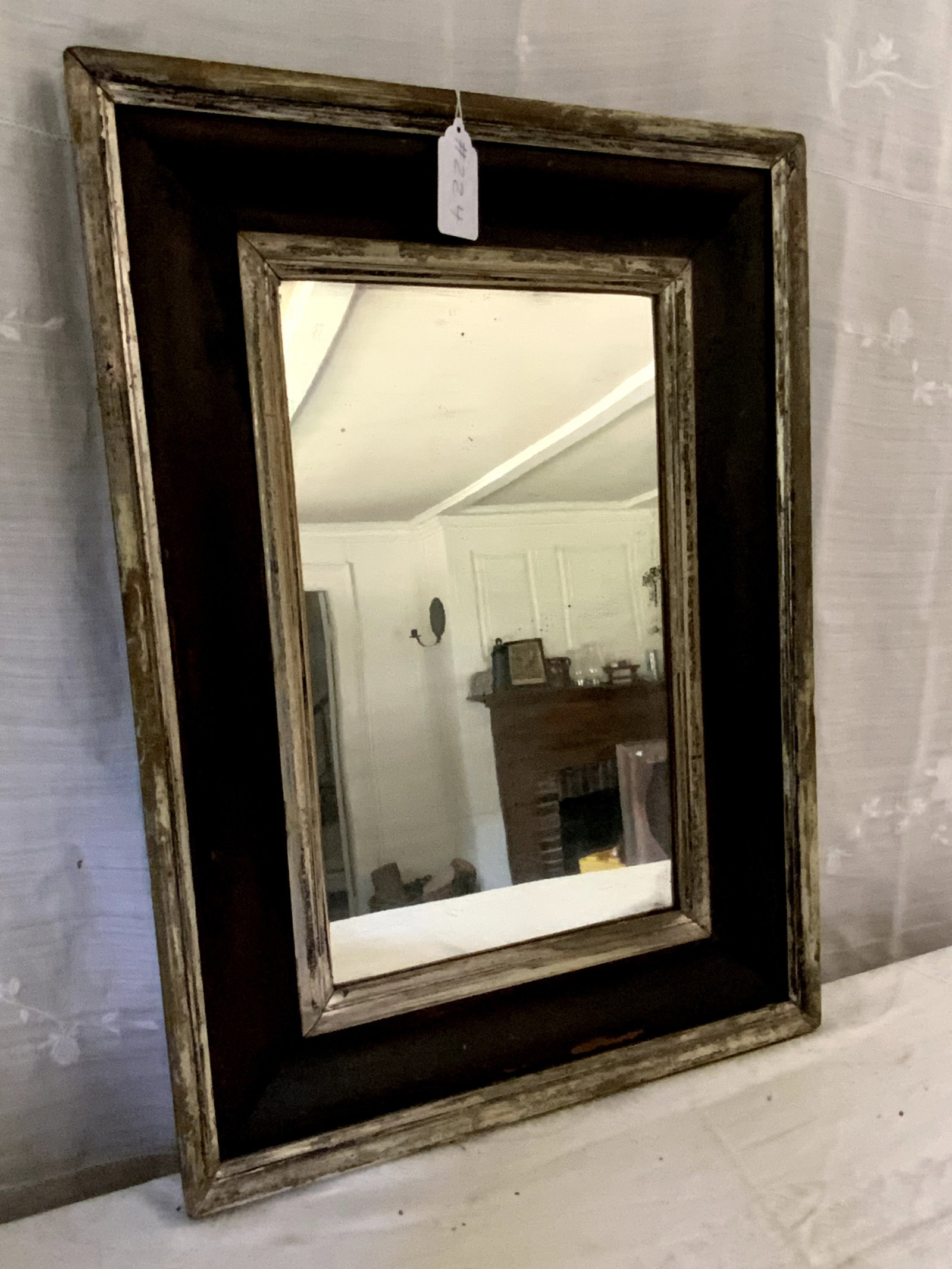 Federal Ogee Mirror: Federal ogee mirror, 25 1/2" x 20" framed, silver gilt borders, mahogany frame. Fair condition.