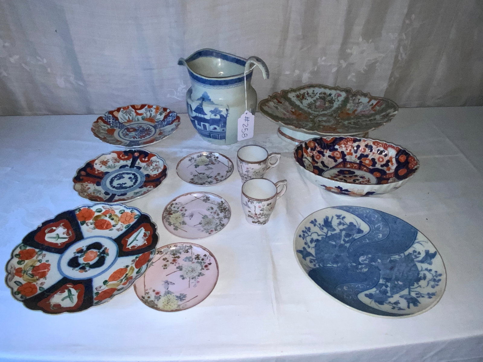 Chinese Export Lot: Chinese export, 12 piece lot, all as-is, everything has a little chip or damage.