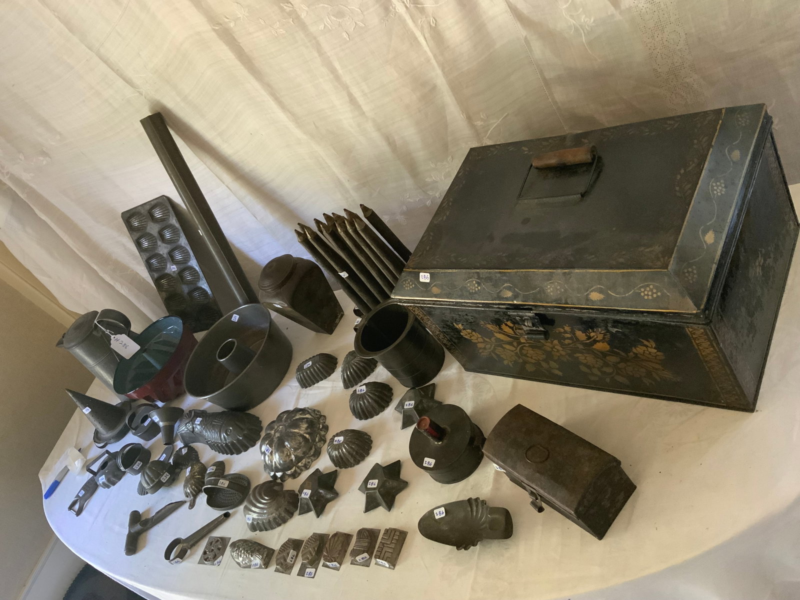 Tin Ware Country Lot: Tin ware country lot, 44 pcs decorative items: doughnut mold, cake molds, chocolate molds, candle mold, Jell-O mold, document carrier, teapot, candlestick, tall wire box with handle, etc. Good