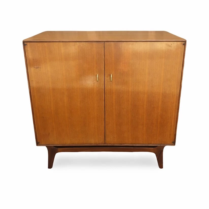 1950s Mid Century Rway Walnut and Brass Dresser: Original 1950s Rway dresser. Dark Walnut with Brass. Classic mid century piece in good condition.