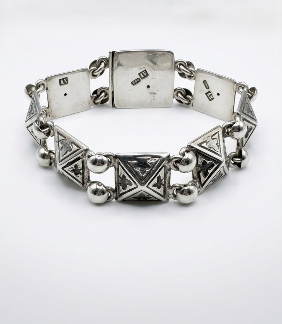 Imperial Russian Zolotnik niello bracelet: Outstanding imperial Russian niello pyramid bracelet interlinked with silver rounds marked AR 84 for Alexandra Yargunova St Petersburg (1908-1917) 8"