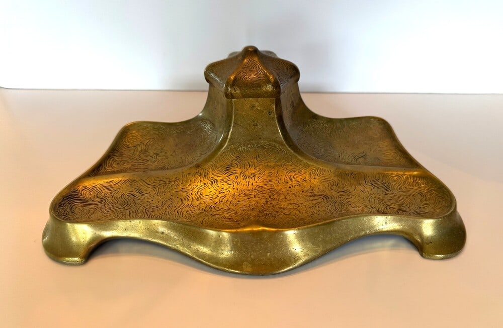 Art Nouveau brass inkwell and pen rest: Nice brass Art Nouveau inkwell and pen rest engraved with stylized scolls
