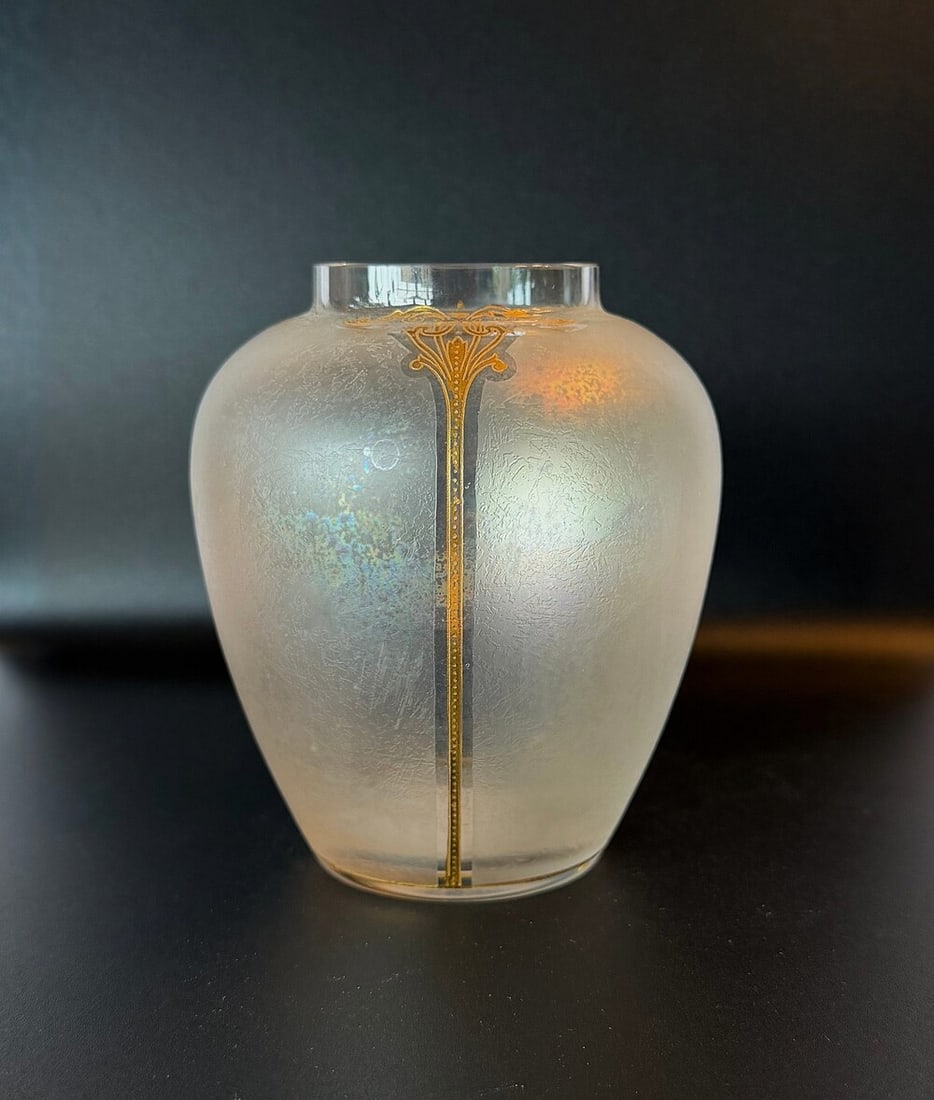A Honesdale Art Deco vase in the Rigoletto design circa 1901-1915: A Honesdale 5 inch vase with a frosted background and overlaid with gold on a clear section with the RIGOLETTO design