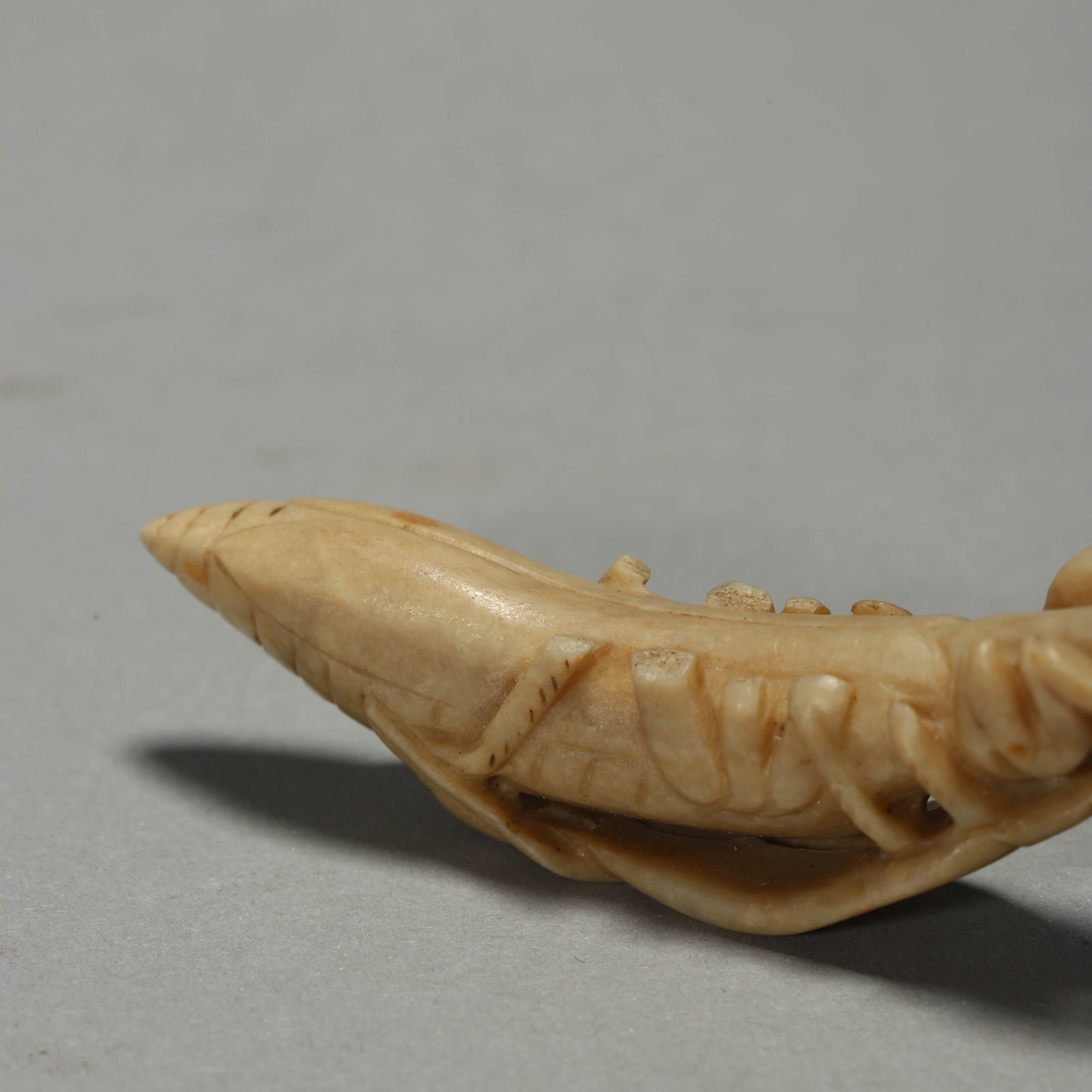 A CHICKEN-BONE WHITE JADE PRAYING MANTIS. - 3