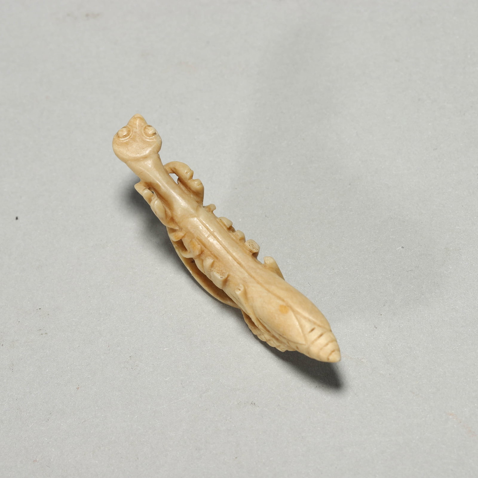 A CHICKEN-BONE WHITE JADE PRAYING MANTIS. - 4