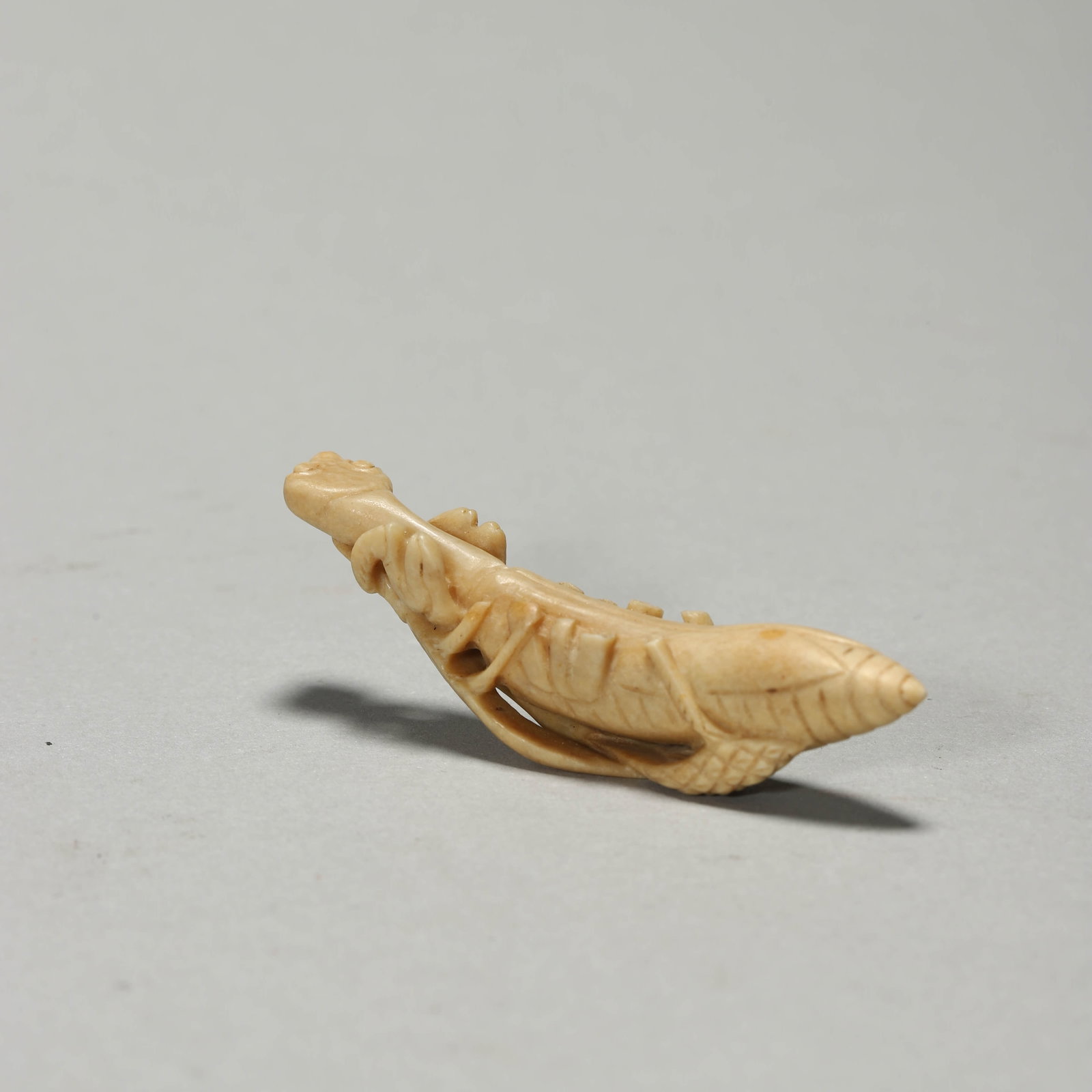 A CHICKEN-BONE WHITE JADE PRAYING MANTIS. - 5