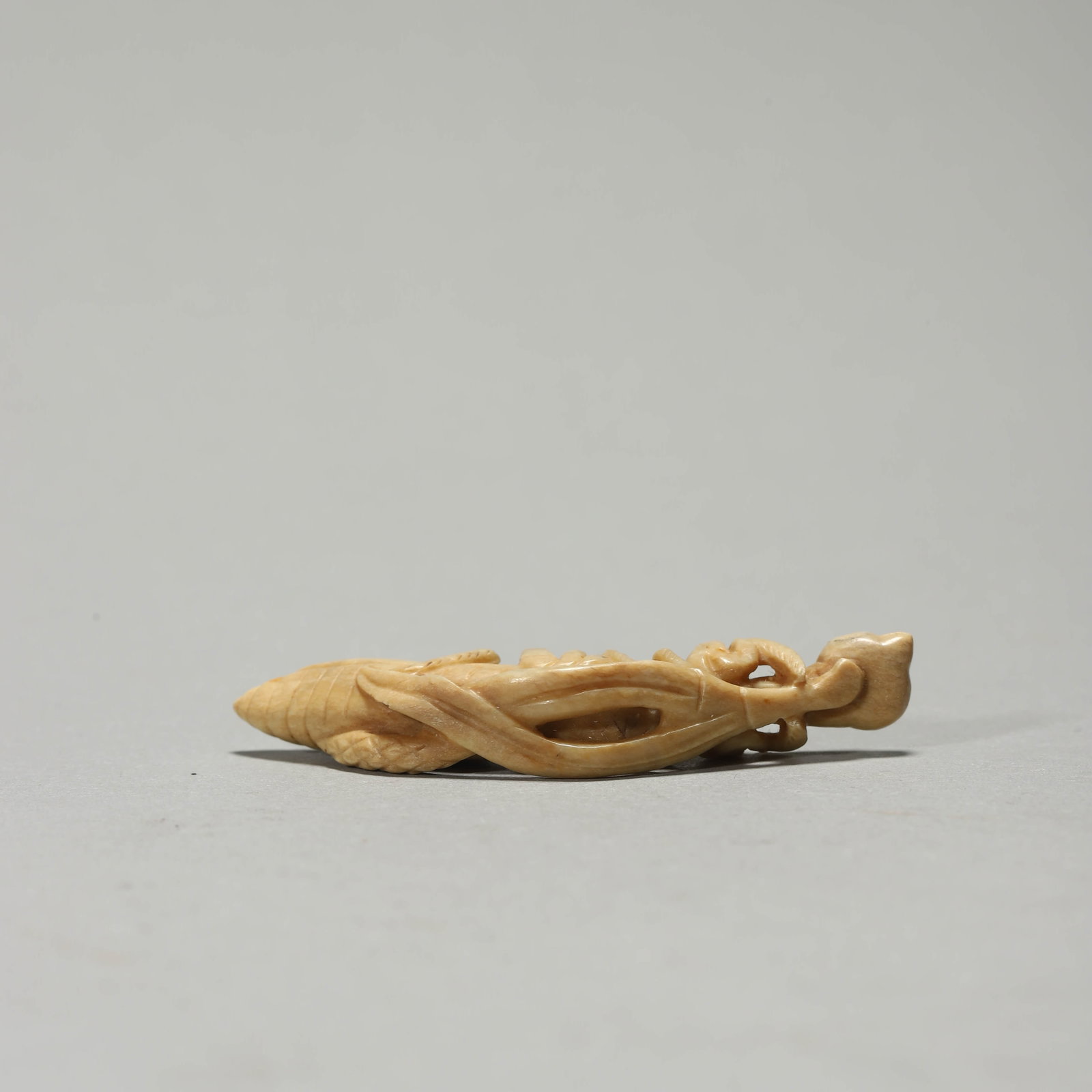A CHICKEN-BONE WHITE JADE PRAYING MANTIS. - 6