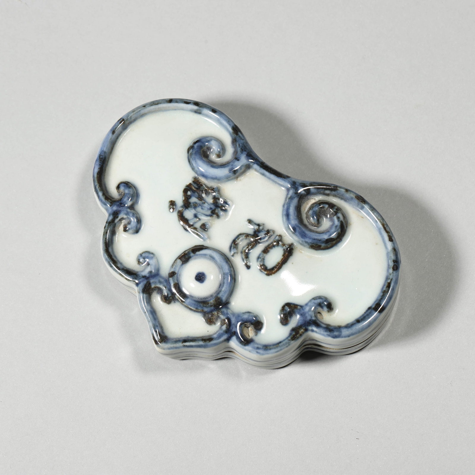 A BLUE AND WHITE RUYI-PATTERN BOX - 2